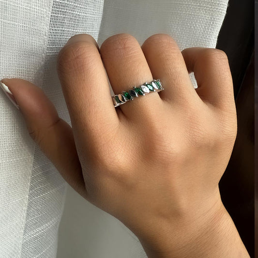 Evergreen Glow – 925 Silver Forest Green Eternity Band