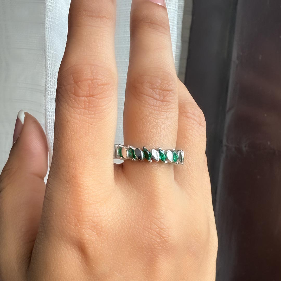 Evergreen Glow – 925 Silver Forest Green Eternity Band