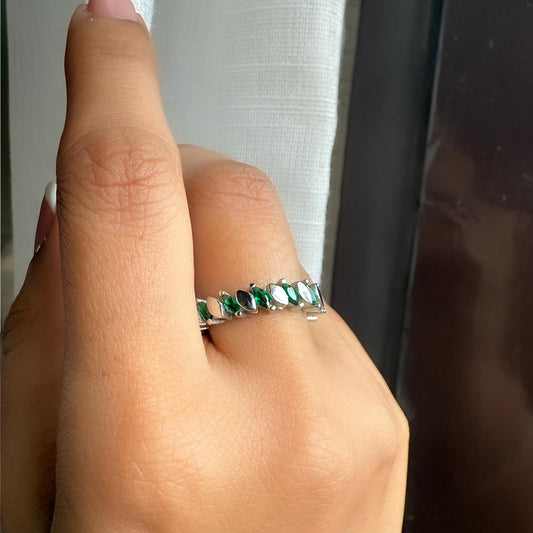 Evergreen Glow – 925 Silver Forest Green Eternity Band